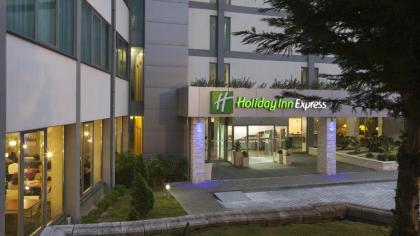 Holiday Inn Express Lisbon Airport - image 1