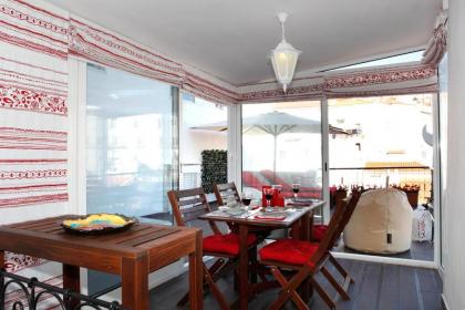 Best Terrace River View Apt in Alfama - image 3