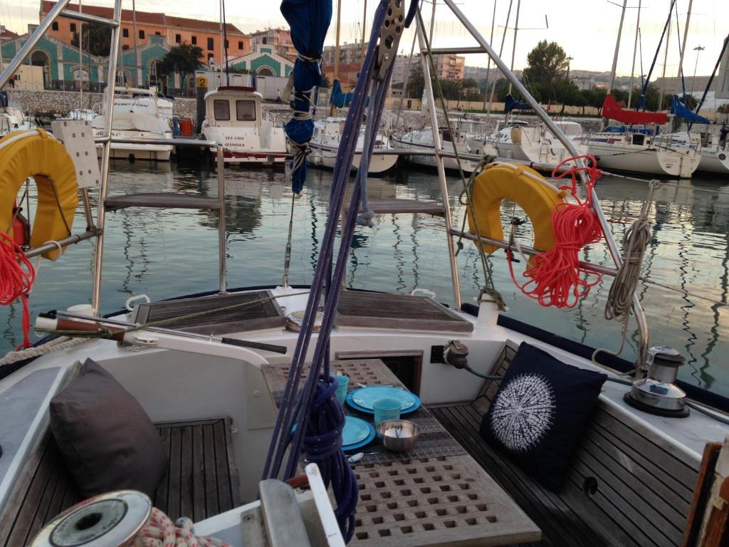 Boat at Lisbon - Vahine - image 7