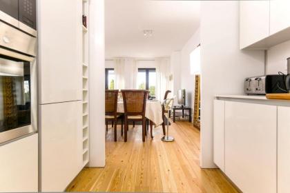 Apartment with 4 bedrooms in Lisboa with wonderful city view furnished balcony and WiFi 15 km from the beach - image 2