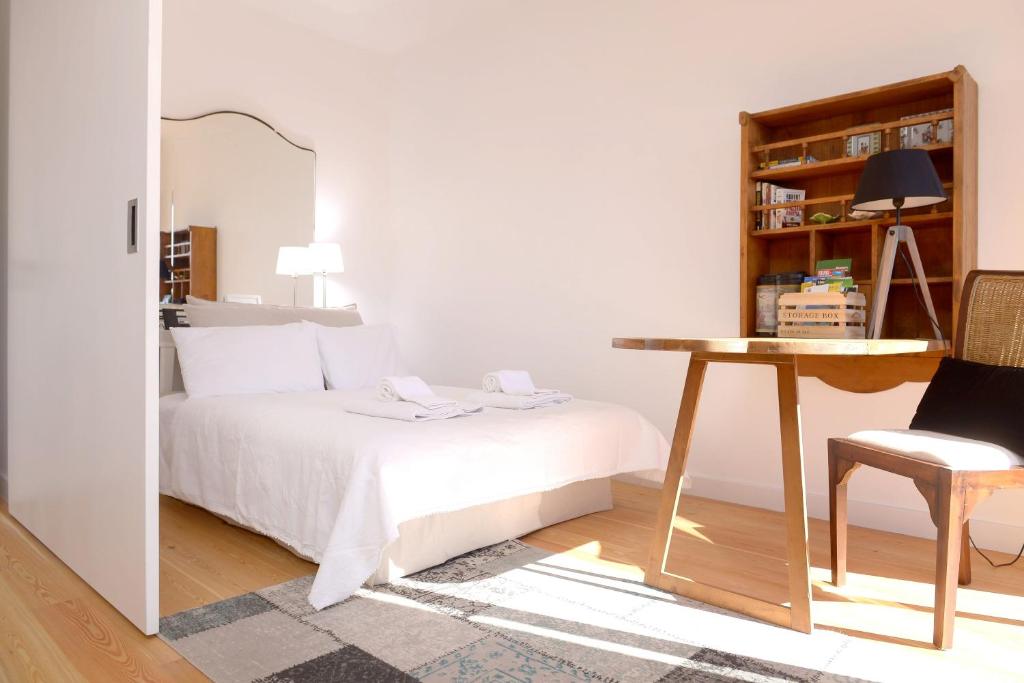 Apartment with 4 bedrooms in Lisboa with wonderful city view furnished balcony and WiFi 15 km from the beach - image 3