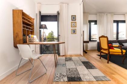 Apartment with 4 bedrooms in Lisboa with wonderful city view furnished balcony and WiFi 15 km from the beach - image 9