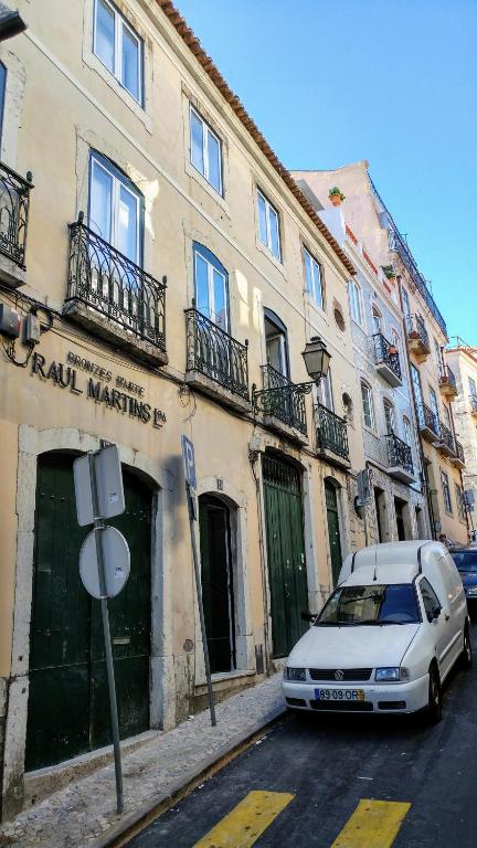 Bairro Alto Bronze of Art Apartments - image 6