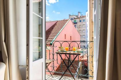 LovelyStay - Sunny flat w/ balcony overseeing Graca and River - image 1