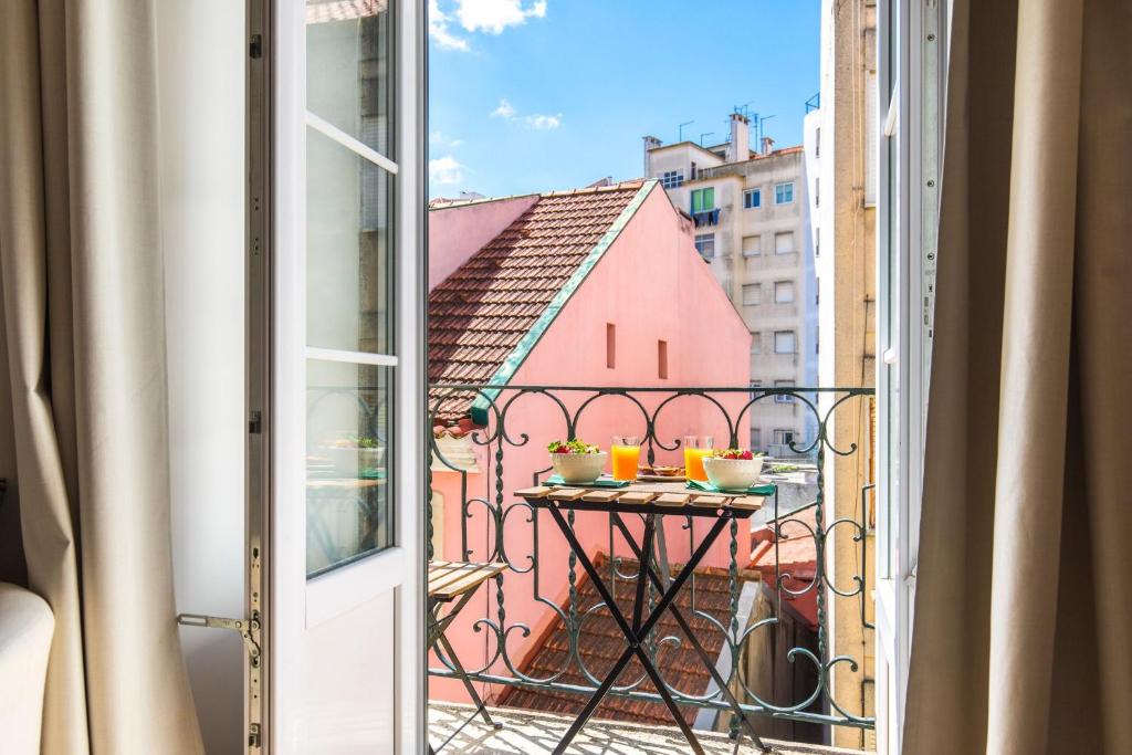 LovelyStay - Sunny flat w/ balcony overseeing Graca and River - main image