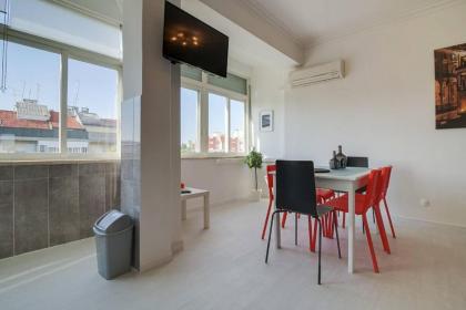 Modern 2Bed Apt with views 5 mins to Metro - image 16