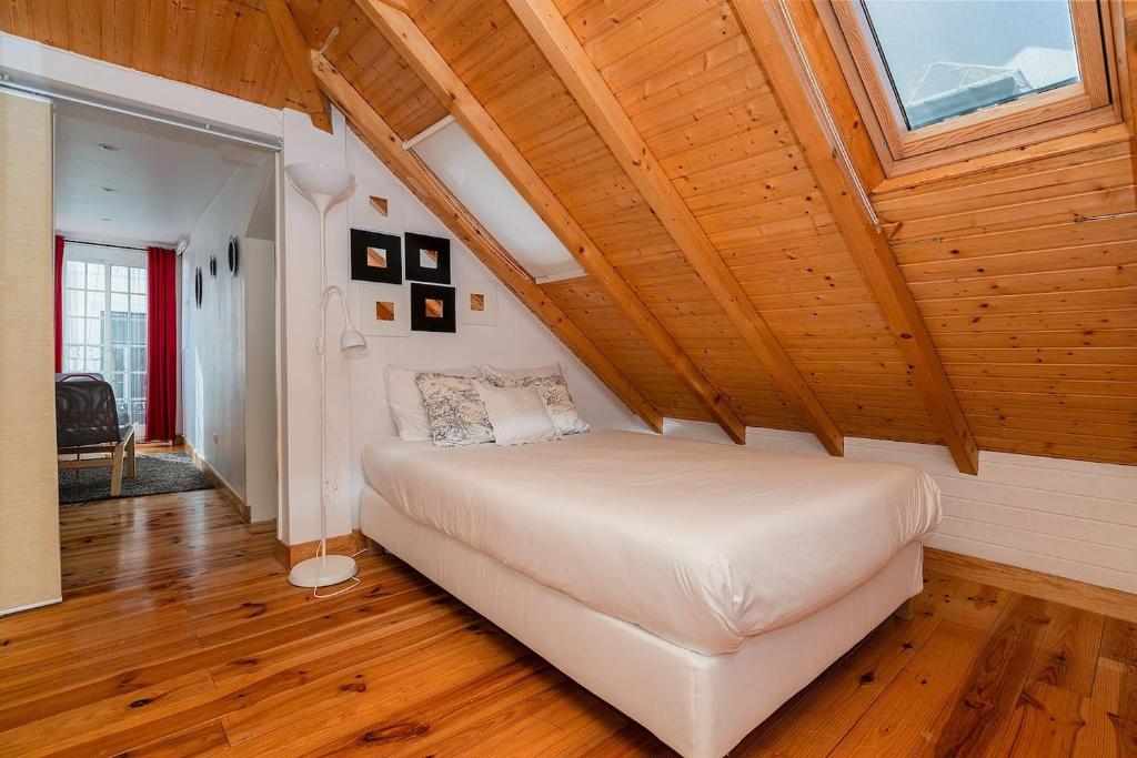 Authentic Attic with balcony in Bairro Alto - main image