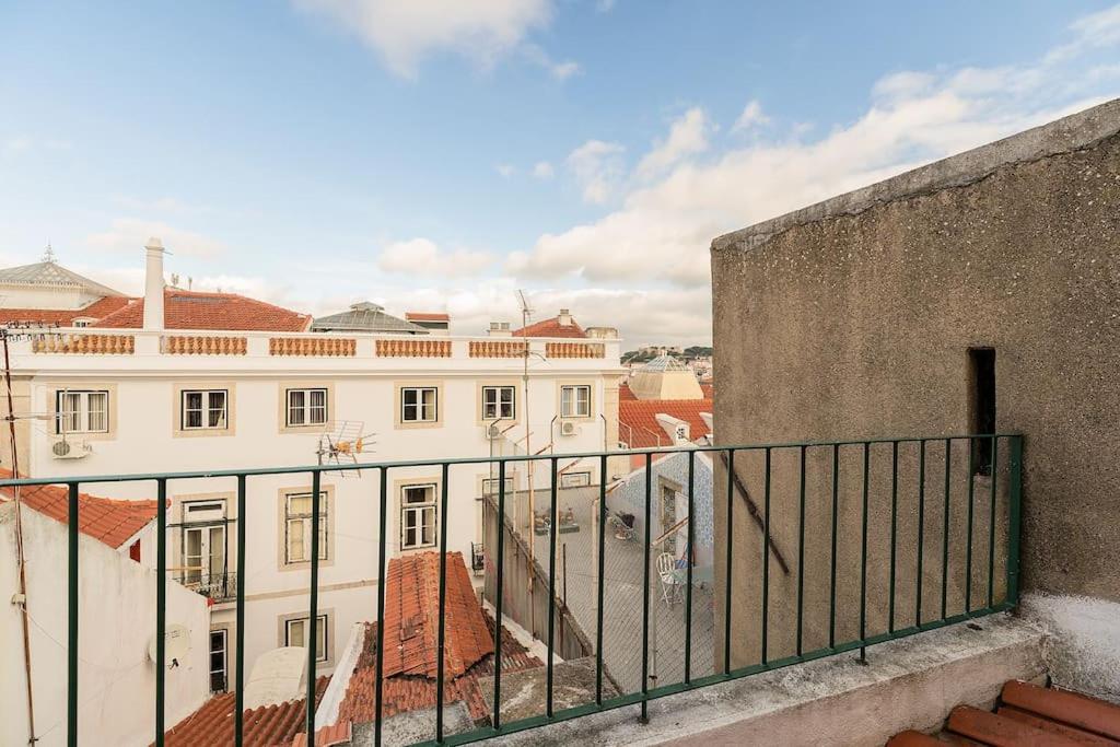 Authentic Attic with balcony in Bairro Alto - image 3