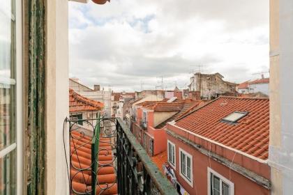 Authentic Attic with balcony in Bairro Alto - image 8