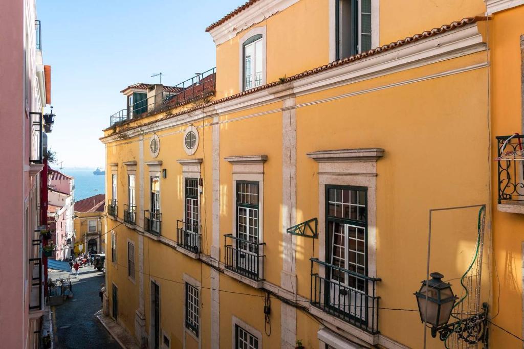 Alfama's Flat with a National Pantheon view - image 6