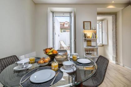 Elegant Apartment with Private Terrace in Chiado - image 18