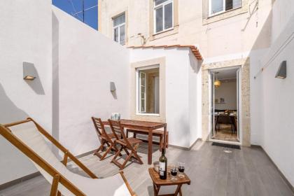 Elegant Apartment with Private Terrace in Chiado - image 19