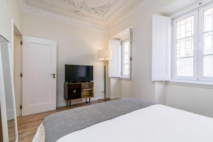 Elegant Apartment with Private Terrace in Chiado - image 3