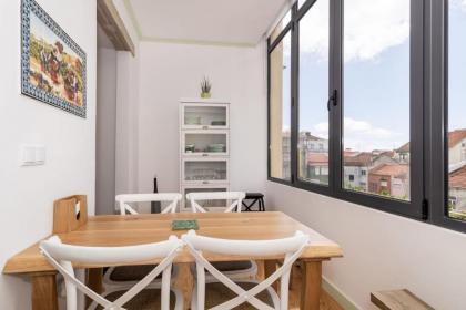 Contemporary 2-Bdr Apartment in Central Lisbon - image 6