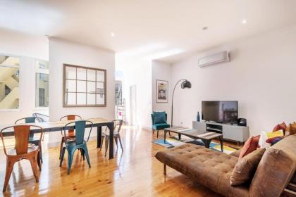 Sunny 3-Bdr Family Apartment in Central Lisbon - image 1