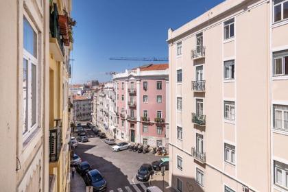 Sunny 3-Bdr Family Apartment in Central Lisbon - image 14