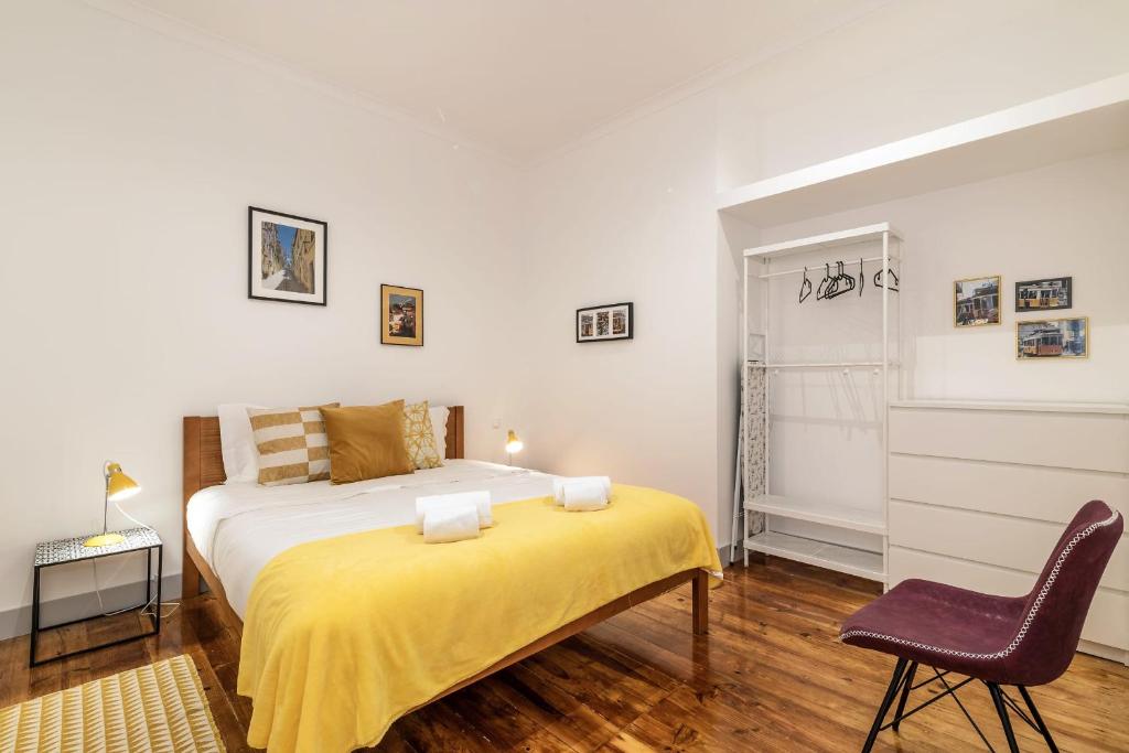 Sunny 3-Bdr Family Apartment in Central Lisbon - image 3