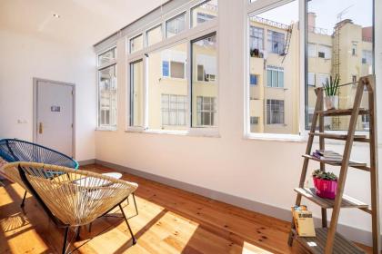 Sunny 3-Bdr Family Apartment in Central Lisbon - image 5