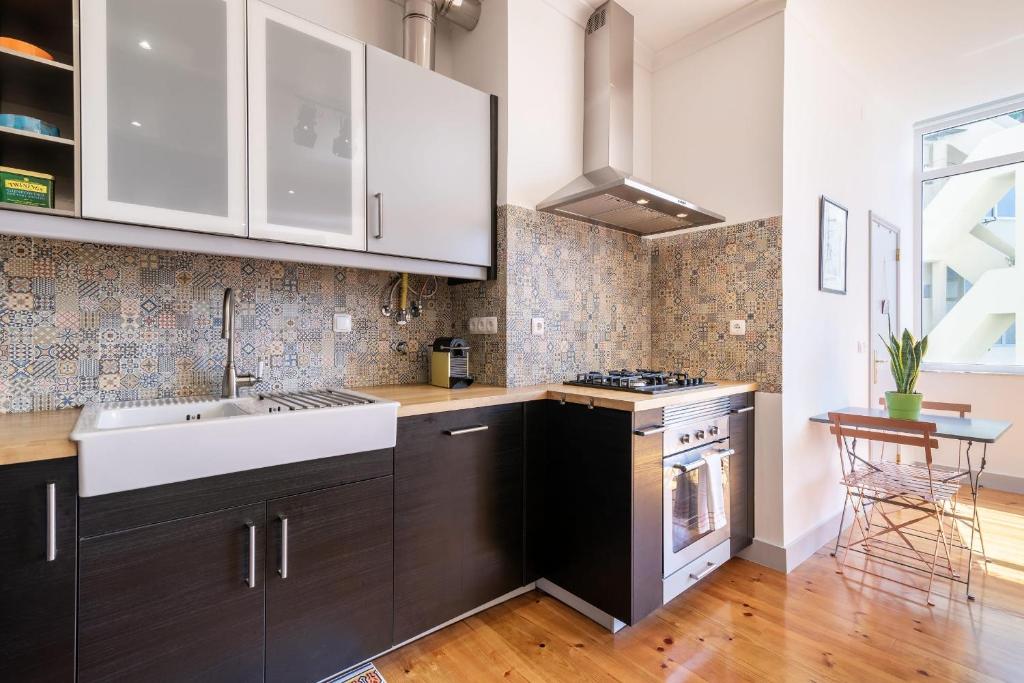 Sunny 3-Bdr Family Apartment in Central Lisbon - image 6