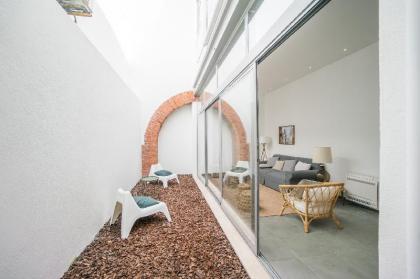 The Alfama Luxury 3 BDR Loft  Patio - image 4