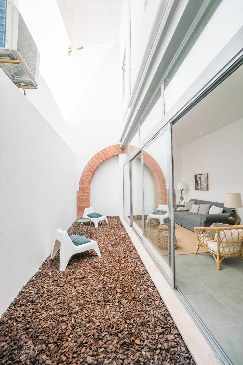 The Alfama Luxury 3 BDR Loft  Patio - image 5