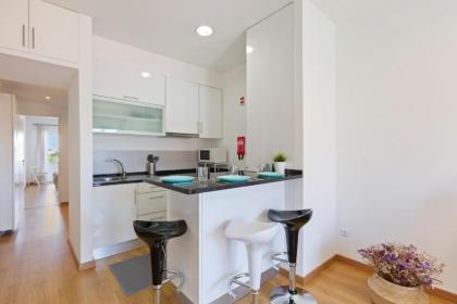 Spacious 1 Bed Apt w/Balcony Sleeps 3 - image 14