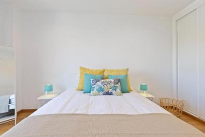 Spacious 1 Bed Apt w/Balcony Sleeps 3 - image 18