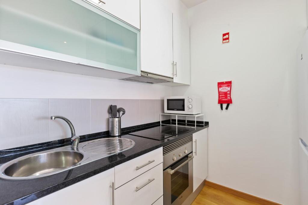 Spacious 1 Bed Apt w/Balcony Sleeps 3 - image 3