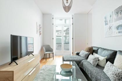 Spacious 1 Bed Apt Sleeps 4 nr Baixa - image 1