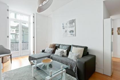 Spacious 1 Bed Apt Sleeps 4 nr Baixa - image 3