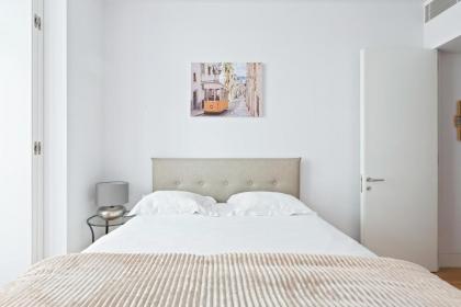 Spacious 1 Bed Apt Sleeps 4 nr Baixa - image 7