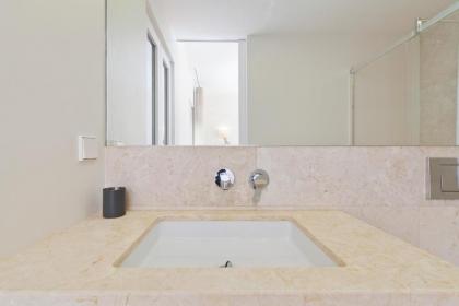 Stunning 2 Bed Apt Sleeps 6 nr Av Almirante Reis - image 11