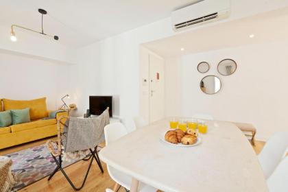 Stunning 2 Bed Apt Sleeps 6 nr Av Almirante Reis - image 16