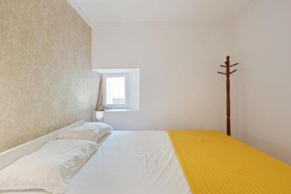 Stunning 1 Bed Apt Sleeps 3 nr Alfama - image 11