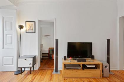 Stunning 1 Bed Apt Sleeps 3 nr Alfama - image 15