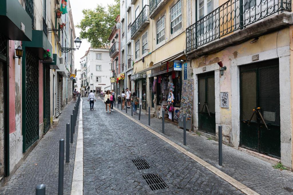 Stunning 1 Bed Apt Sleeps 3 nr Alfama - image 3