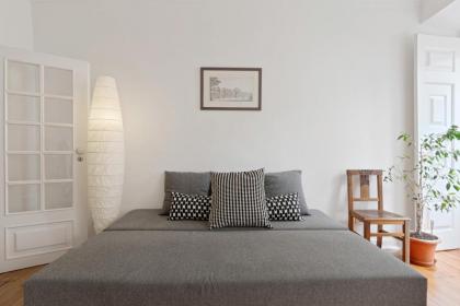 Stunning 1 Bed Apt Sleeps 3 nr Alfama - image 7