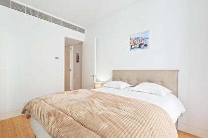 Spacious 1 Bed Apt Sleeps 4 nr Baixa - image 10