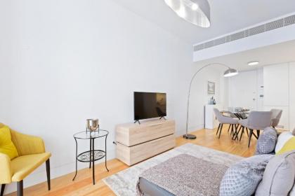 Spacious 1 Bed Apt Sleeps 4 nr Baixa - image 8