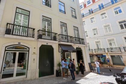 Spacious 1 Bed Apt Sleeps 4 nr Baixa - image 9