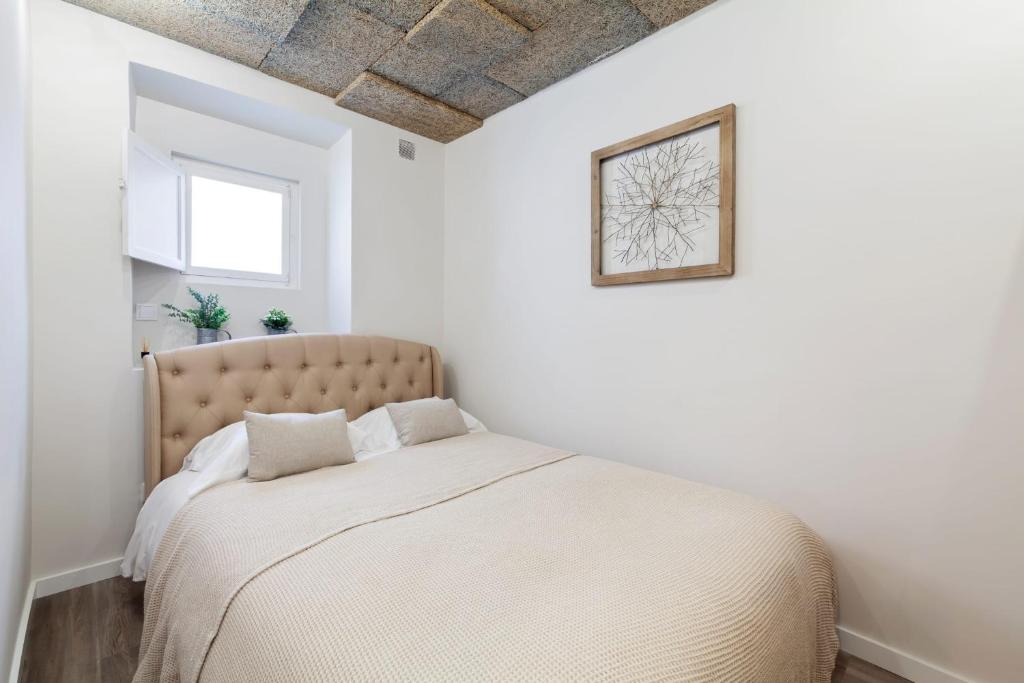 Cosy 1-Bedroom Apartment Sleeps 3 in Alfama - image 3