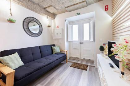 Cosy 1-Bedroom Apartment Sleeps 3 in Alfama - image 5