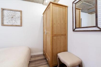 Cosy 1-Bedroom Apartment Sleeps 3 in Alfama - image 8