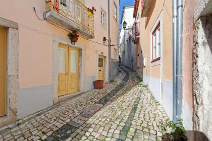 Cosy 1-Bedroom Apartment Sleeps 3 in Alfama - image 9