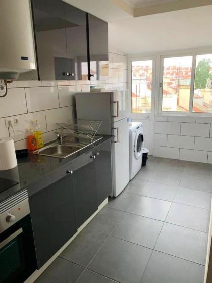 Apartment with 2 bedrooms in Lisboa with wonderful city view and WiFi - image 1