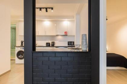 Cozy Black Bricked Flat in Vibrant Graça Quarters - image 11