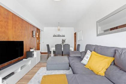 Bright Spacious Three-Bed Apartment in Lisbon - image 1