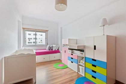 Bright Spacious Three-Bed Apartment in Lisbon - image 10