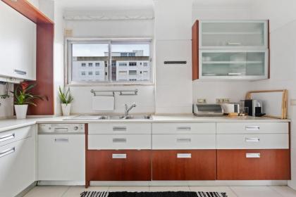 Bright Spacious Three-Bed Apartment in Lisbon - image 11