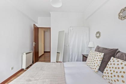 Bright Spacious Three-Bed Apartment in Lisbon - image 13